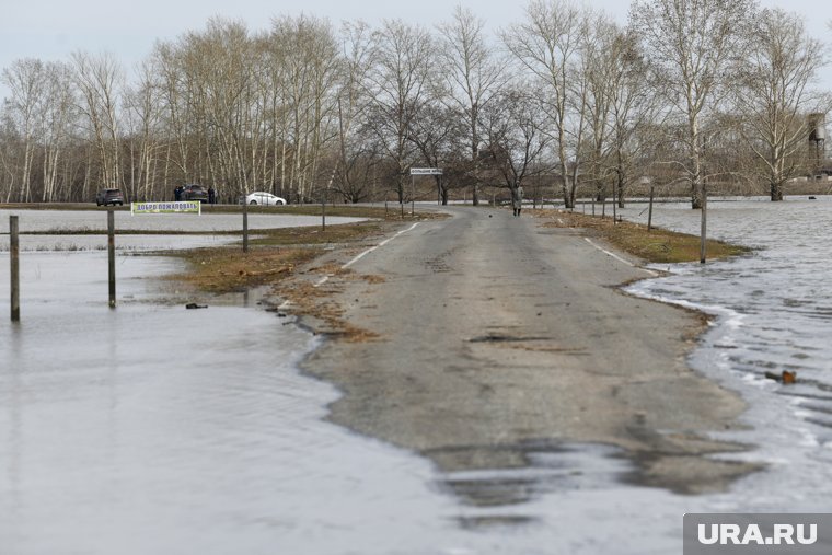 В ХМАО талые воды со снежного полигона размыли лыжную трассу и угрожают Оби. Видео