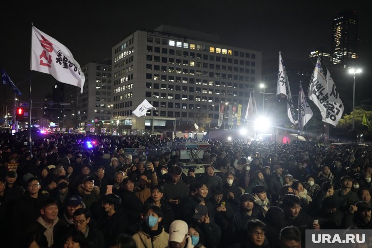 Сотни силовиков против тысяч митингующих: обстановка в Корее после введения военного положения. Фоторепортаж