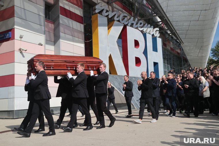 Десятиминутные аплодисменты и гроб за 300 тысяч рублей: как похоронили Маслякова