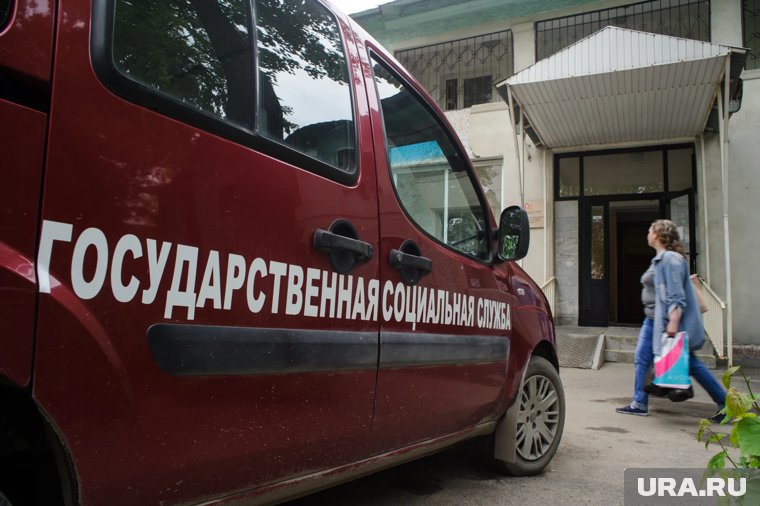 В Кургане разыскивают родственников четырех детей, мать которых выпала из окна