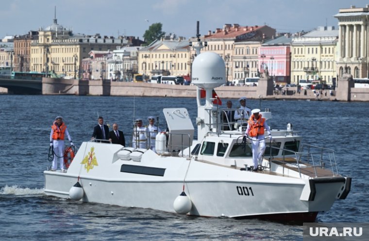 В День ВМФ Путин прибыл к зданию Адмиралтейства в Петербурге на катере «Раптор». Фото