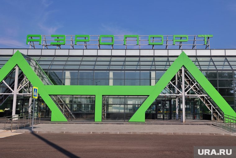 Несмотря на проигранные суды, в аэропорт Кургана не пускают встречающих внутрь. Фото