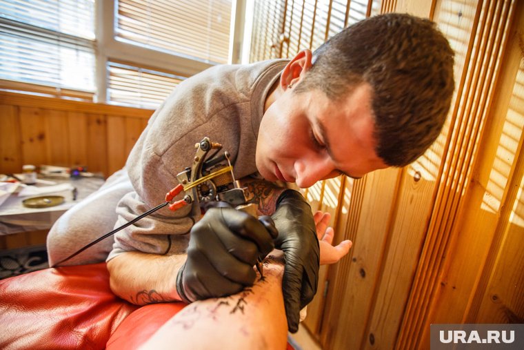 Суд наказал челябинца, перепутавшего славянские символы со свастикой