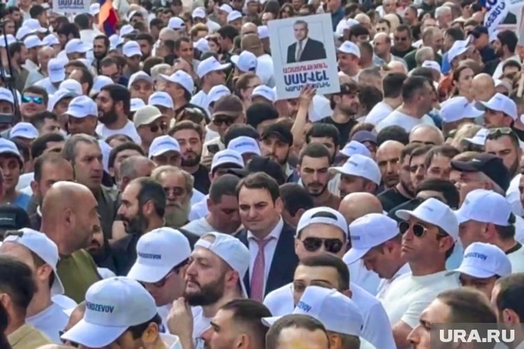 Тысячи людей собрались в Ереване, чтобы поддержать арестованного бизнесмена Карапетяна: онлайн-трансляция
