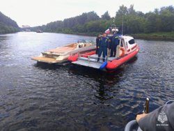 «Ребенка унесло течением»: что известно о падении мальчика в воду после столкновения катера с судном...