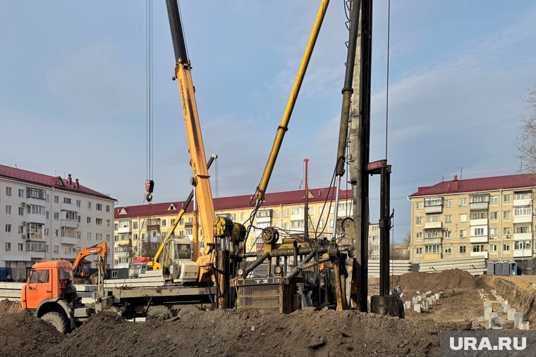 «Диваны подпрыгивают вместе с людьми»: горожане недовольны стройкой в центре Кургана. Видео