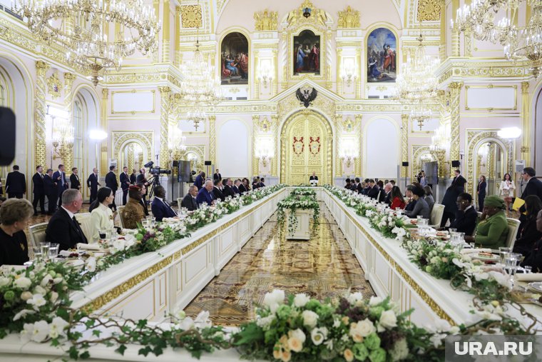 Путин накормил приехавших на 80-летие Победы лидеров на торжественном вечере в Кремле. Фоторепортаж