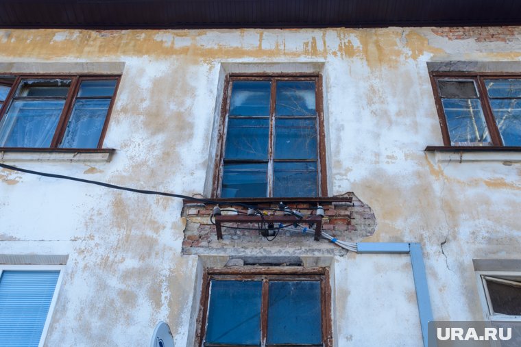 «Уже начали выставлять окна»: в Кургане жильцы дома под снос оказались на грани отчаяния. Фото