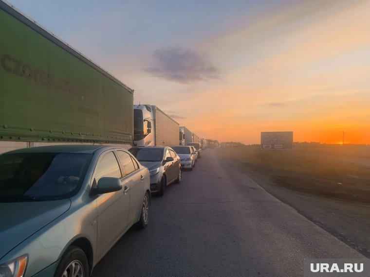 В Кургане на шоссе Тюнина образовалась гигантская пробка из-за ДТП. Фото