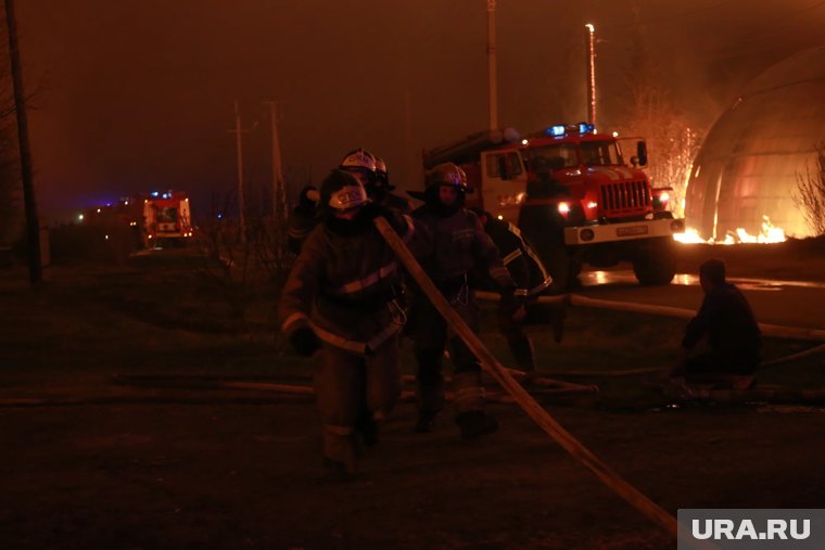 В Тюмени ранним утром загорелся «Светофор». Видео