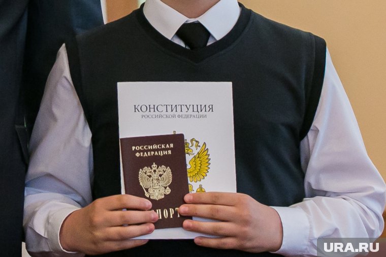 В честь Дня российского флага юным жителям ЯНАО вручили паспорта. Фото