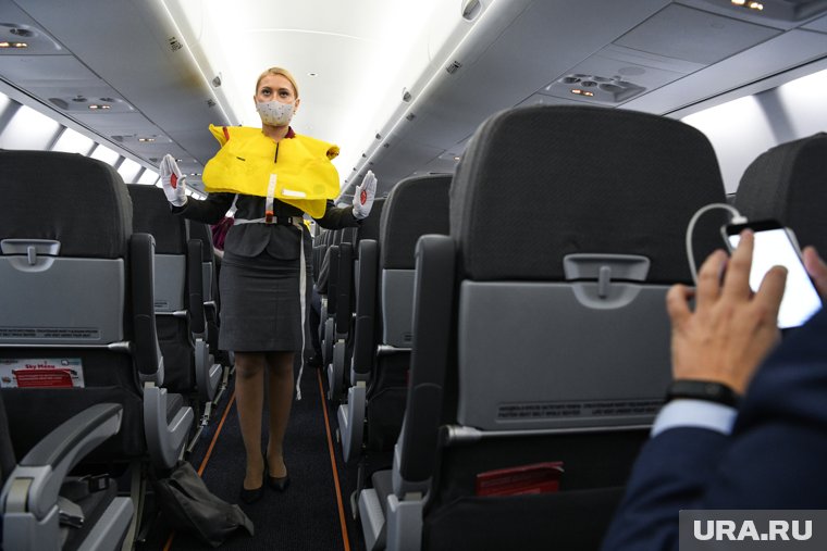 Shot: самолет с туристами из России сел посреди океана на Мальдивах