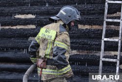 Курганский пожарный получил тяжелую травму ноги, спрыгнув с горящего здания