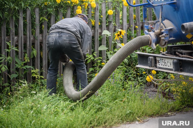 Челябинцы показали незаконный слив фекалий в реку Миасс. Фото, видео