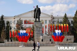Курганские бизнесмены украсили свои здания в честь Дня города. Фото