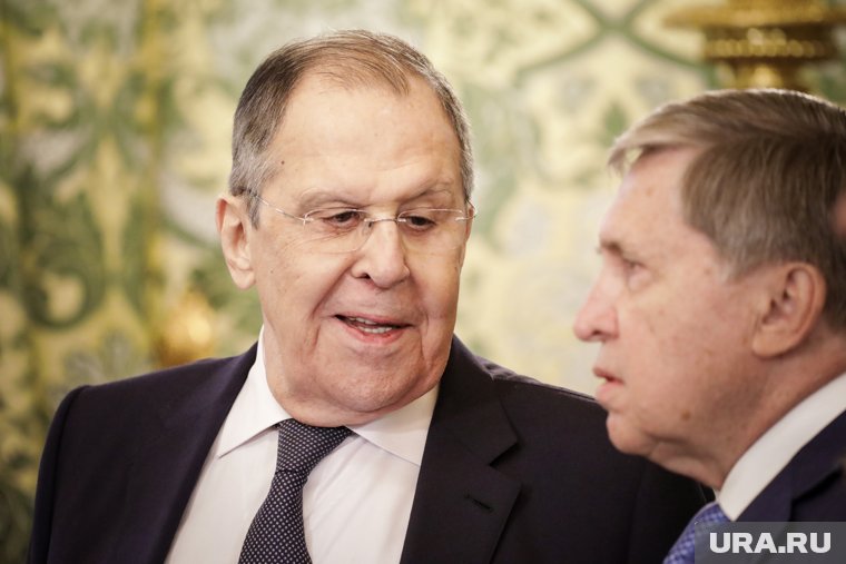 Политолог объяснил, зачем Лавров надел толстовку с СССР