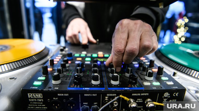 «Двери моего лейбла открыты»: слепой DJ из Верхней Пышмы привел звезд в восторг. Видео