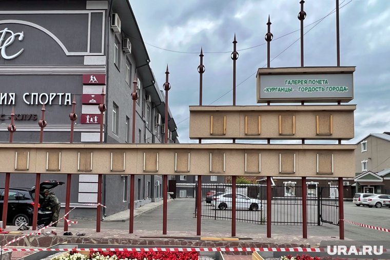 С доски почета в Кургане сняли фотографии