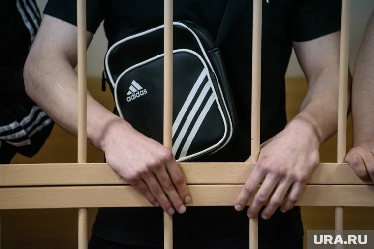 В Кургане задержали и оштрафовали жителя, который переклеивал агитацию депутата на мусорные баки