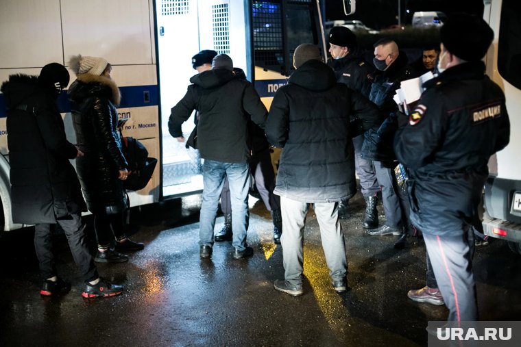 Из ХМАО выдворили 150 нелегальных мигрантов