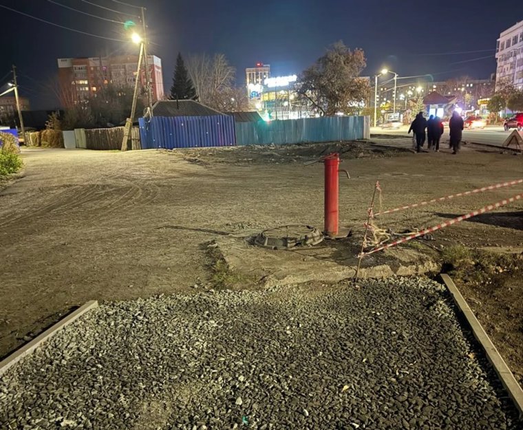 В Кургане новый тротуар возле ЦПКиО уперся в колонку. Фото