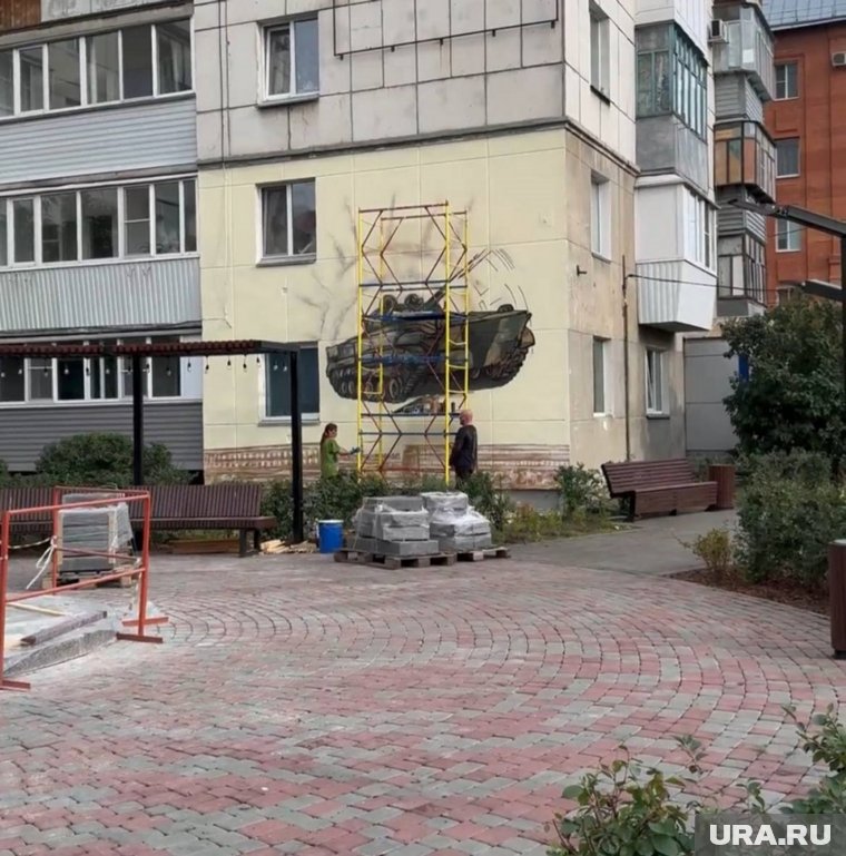 В сквере имени конструктора Благонравова в Кургане создают мурал БМП. Фото