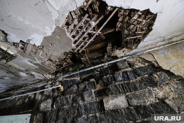 В ХМАО из-за дождя обвалился потолок ТЦ, где были посетители. Фото, видео