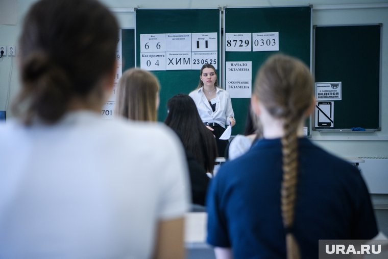 Невиданная сложность, проверка нижнего белья и массовый слив ответов: проблемы при сдаче ЕГЭ в 2025 году