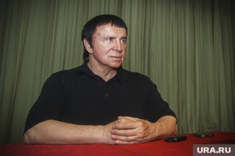 Разъяренные женщины подрались с активистами на сеансе гипнотизера Кашпировского. Видео