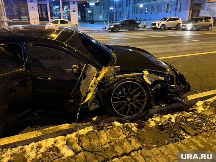 «В тяжелом состоянии»: кто был в Porsche, разбившемся в центре Екатеринбурга. Фото