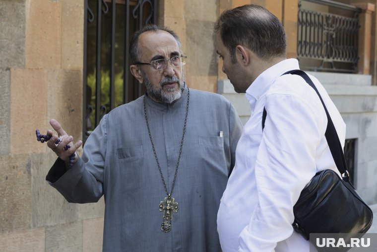 Кто такой архиепископ Аджапахян, из-за которого в Армении силовики дерутся со священниками