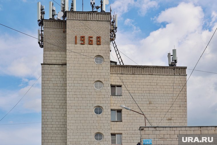 В Кургане избавляются от шестиэтажной гостиницы с круглыми окнами. Фото, видео