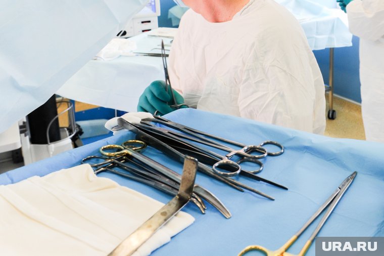 В ХМАО хирурги удалили у пациентки огромную опухоль в матке