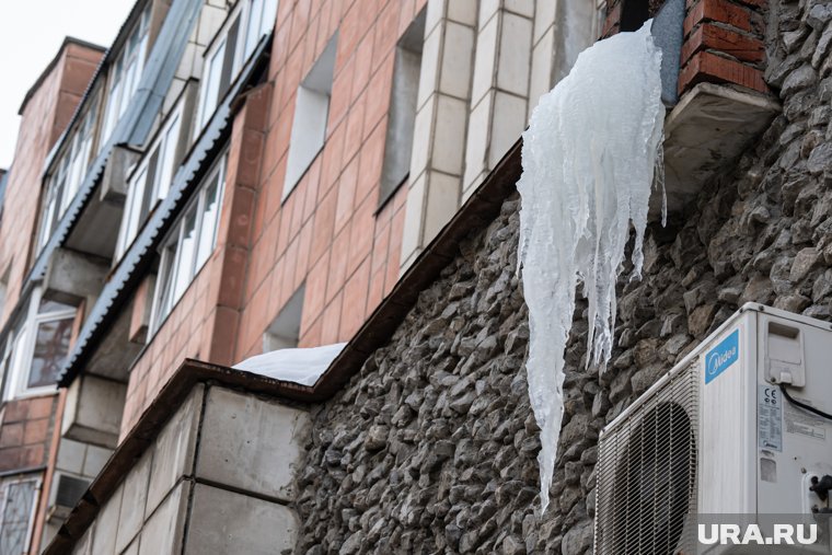 Власти обязали пермские управляющие компании срочно убрать с крыш сосульки