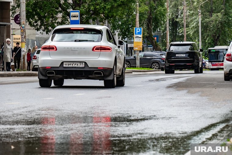 Появилось видео с вылетевшим в Фонтанку Porsche Cayenne, где погибла девушка