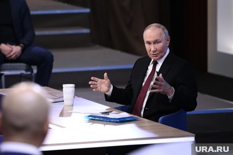 Путин спросил, готова ли жена главы «РусГидро» ехать за мужем и компанией