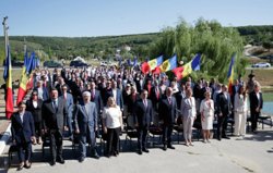 Десятки человек пришли голосовать к посольству Молдовы в Москве