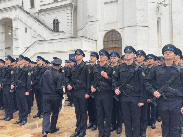 Клятва под проливным дождем и громом фанфар: Президентский полк принял присягу в Кремле. Фото, видео