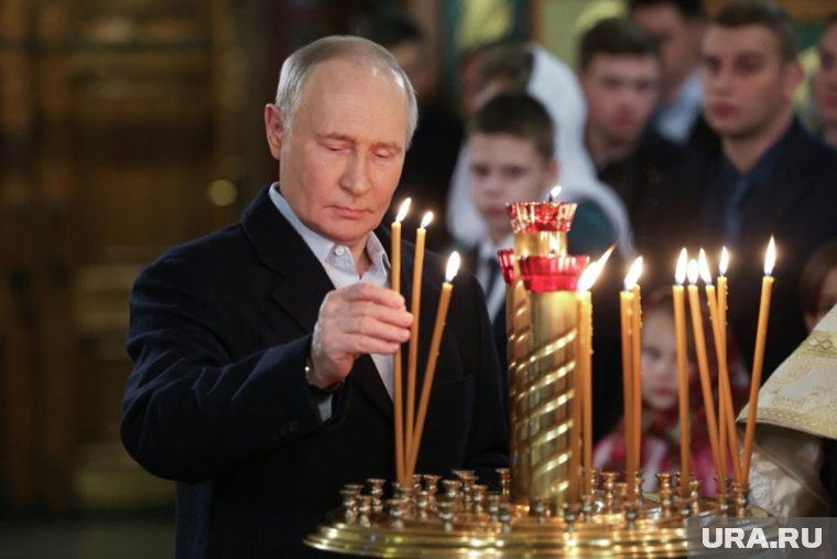 Путин встретил Рождество в храме, посвященном победе Советского Союза в ВОВ. Фоторепортаж