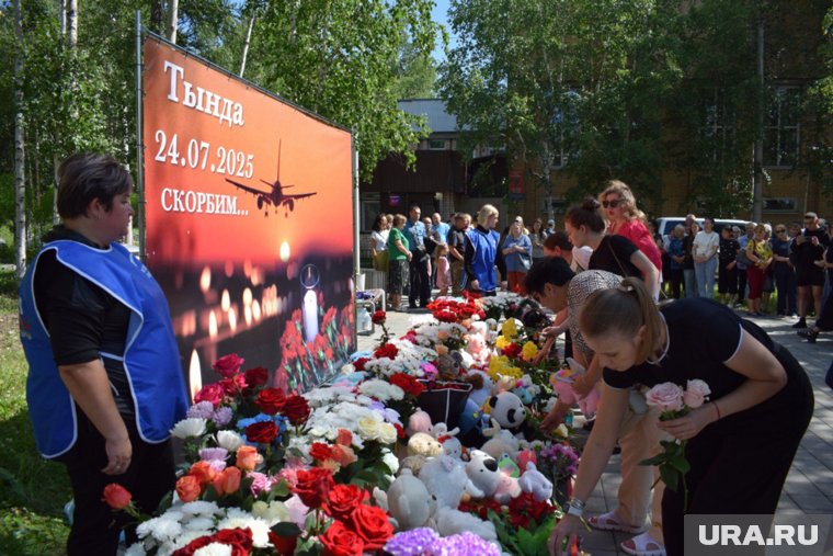 Россияне несут цветы и игрушки в память о погибших при крушении Ан-24. Фоторепортаж