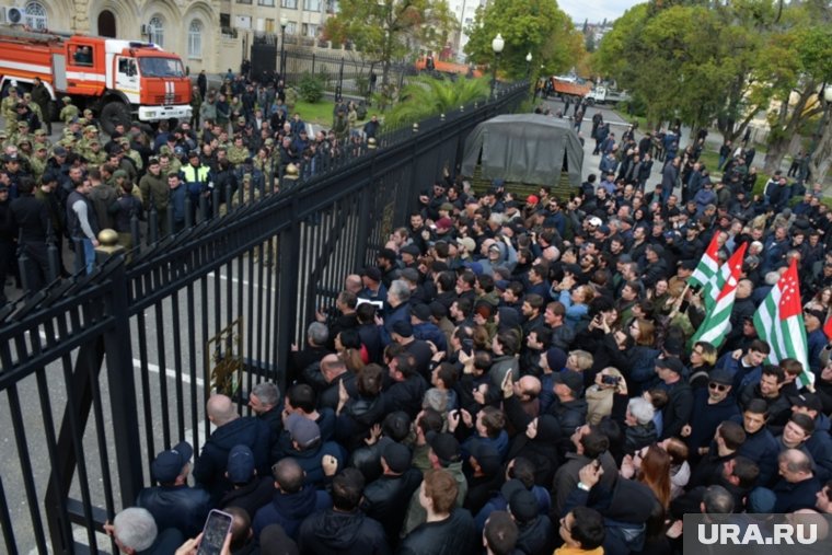 В Сухуме протестующие штурмуют парламент и требуют отставки президента. Фоторепортаж