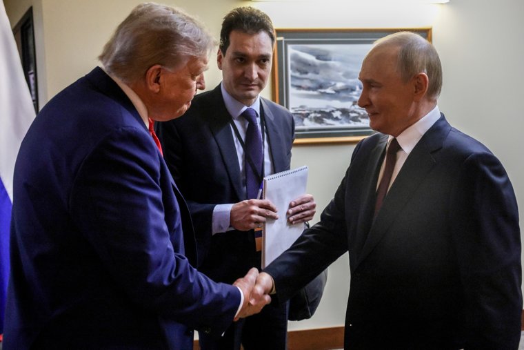Исторический момент: Путин на красной дорожке пожал руку Трампу — яркие фото со встречи на Аляске 
