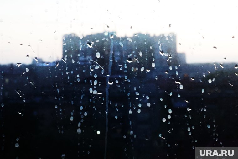 В Заозерном районе Кургана торговый центр затопило дождем. Видео