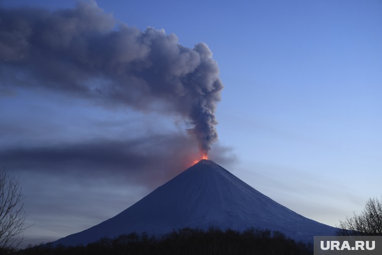 Проснулся самый высокий действующий вулкан в Евразии: завораживающие кадры, почему извергаются вулканы