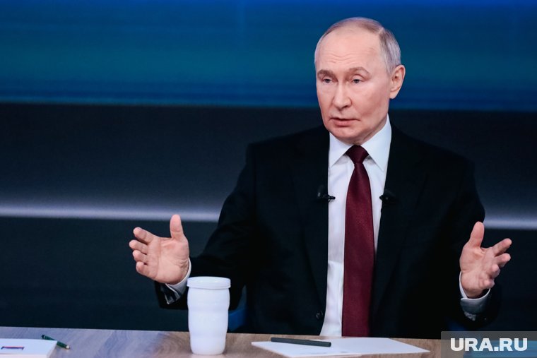 Путин посещает национальный центр «Россия»