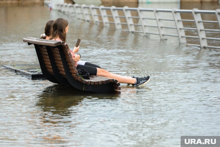 Плывут машины и люди: Москву затопили ливни. Видео