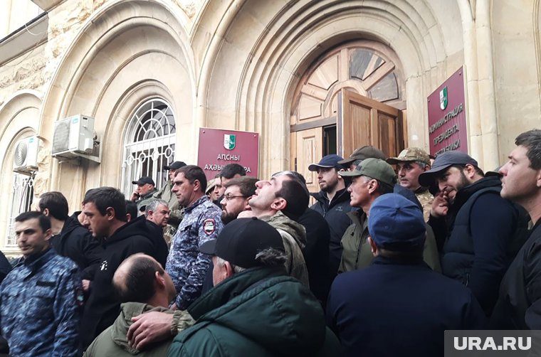 Оппозиция хочет создать временное правительство, Бжания не планирует отдавать власть: что происходит в Абхазии