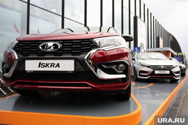 АвтоВАЗ запускает в продажу новую Lada Iskra: чем она отличается от Vesta и Granta