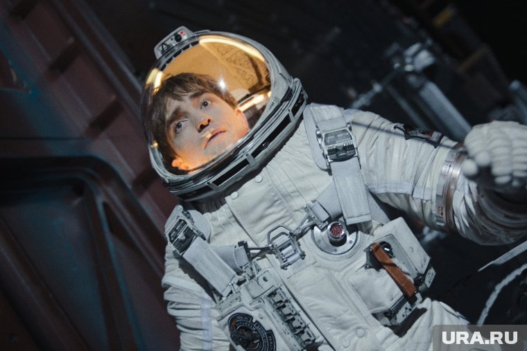 Одна жизнь и 17 смертей: о чем фильм «Микки-17» с Паттинсоном