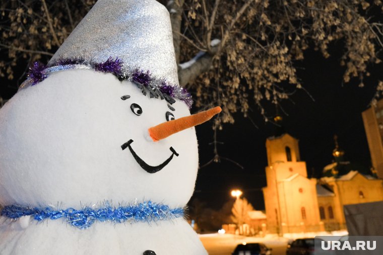 В центре Кургана появился снеговик-патриот. Фото